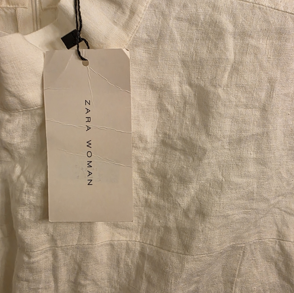 Elegant White Sleeveless Top - Picture 3 of 7